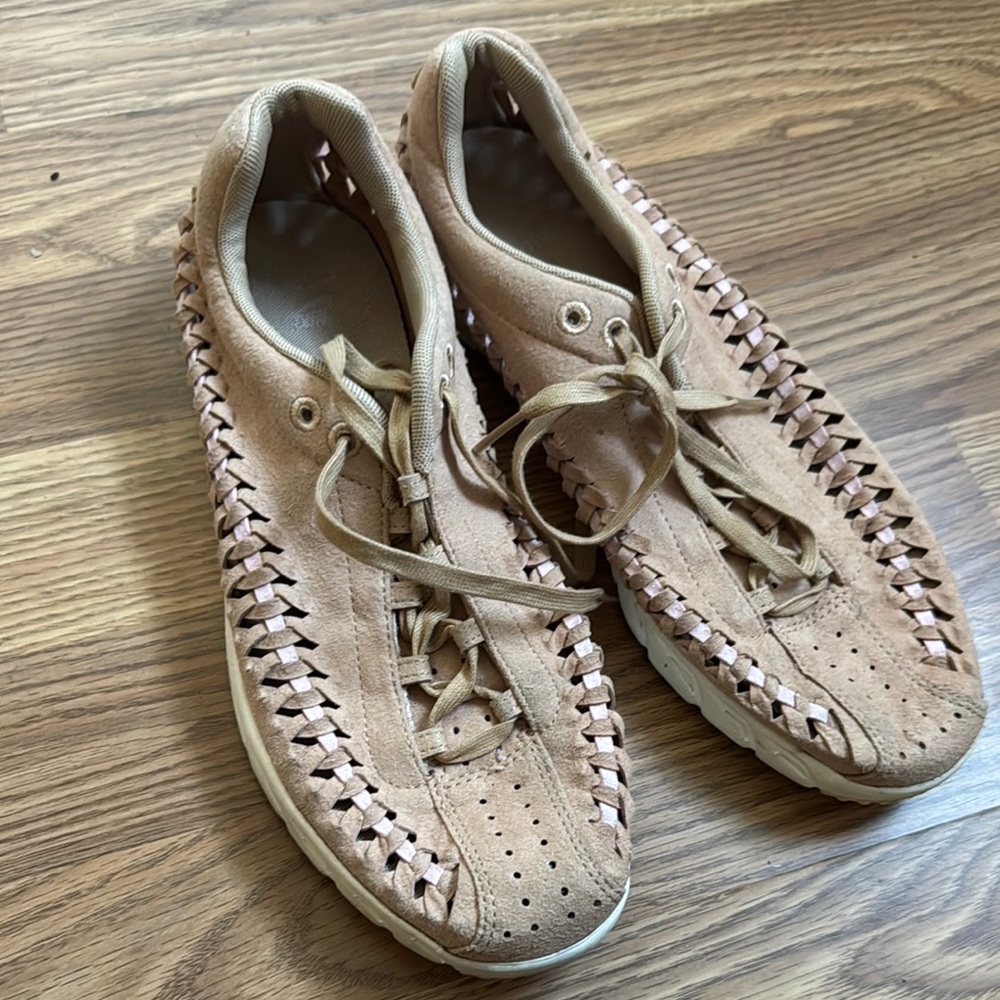 Nike Women's Tan Casual Shoes